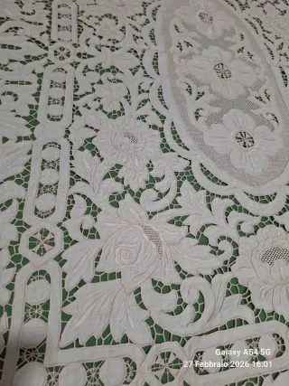 Copriletto matrimoniale ricamato intaglio