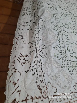 Copriletto matrimoniale ricamato intaglio