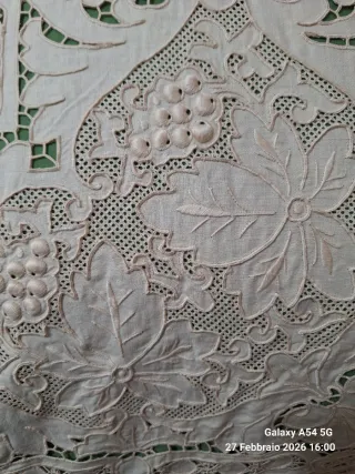 Copriletto matrimoniale ricamato intaglio