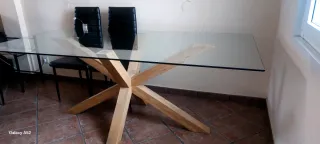 Mesa de cristal y madera de lujo