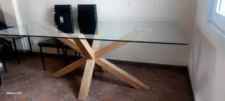 Mesa de cristal y madera de lujo