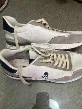 Zapatillas deportivas grises y blancas