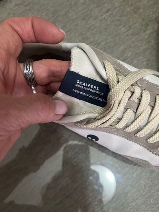 Zapatillas deportivas grises y blancas