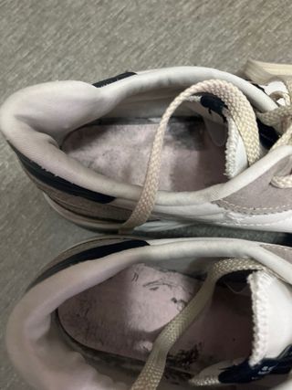 Zapatillas deportivas grises y blancas