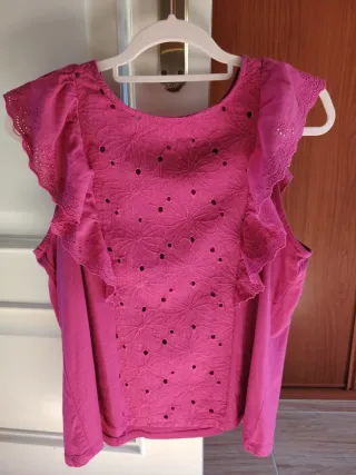 Camiseta rosa con volantes y bordado