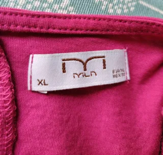 Camiseta rosa con volantes y bordado