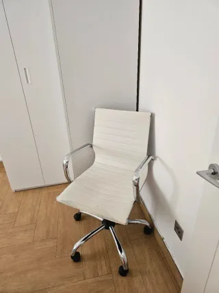 Silla de escritorio blanca y plateada