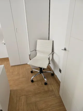 Silla de escritorio blanca y plateada