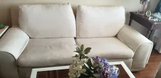 Sofá de tela color marfil