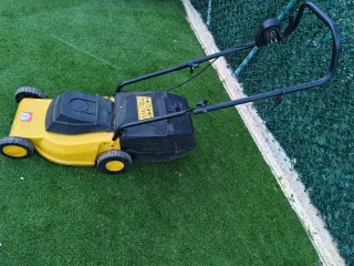 Cortacésped eléctrico amarillo