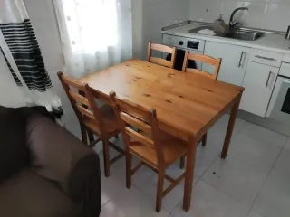 Mesa de comedor de madera con 4 sillas.