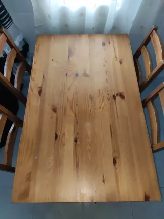 Mesa de comedor de madera con 4 sillas.