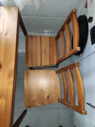 Mesa de comedor de madera con 4 sillas.