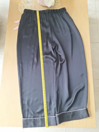 Pijama negro satinado con detalle rosa