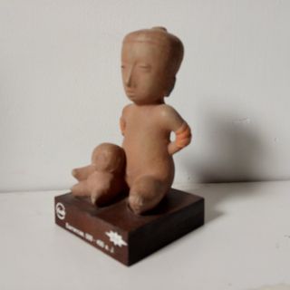 Figura terracota madre e hijo