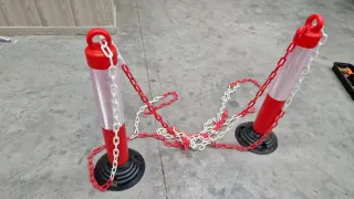 Poste señalización con cadena roja y blanca