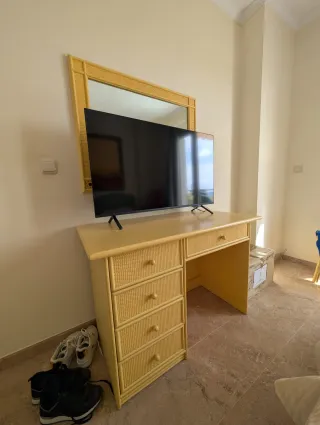 Cama 1.50 con cabecero y 2 mesitas