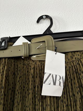 Saia Zara plissada com cinto