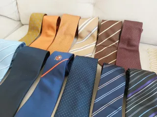 Lote 12 corbatas hombre y corbatero. Calidad