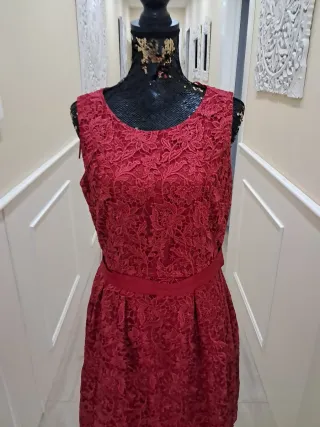 Vestido de encaje burdeos