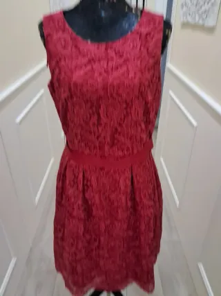 Vestido de encaje burdeos