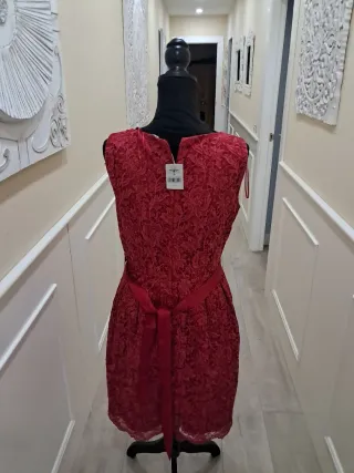 Vestido de encaje burdeos