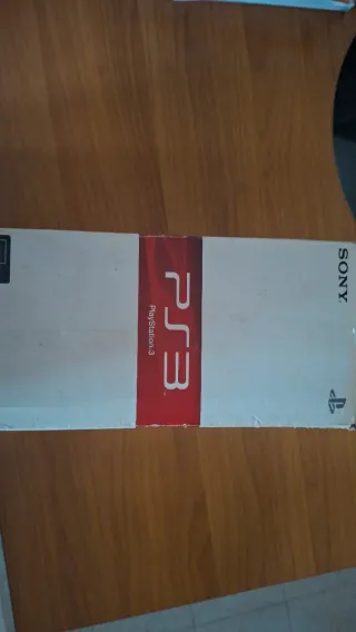 PlayStation 3 con scatola e joystick