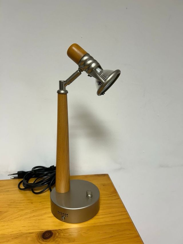 Lámpara de mesa metal y madera