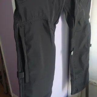 Pantalón impermeable con protecciones