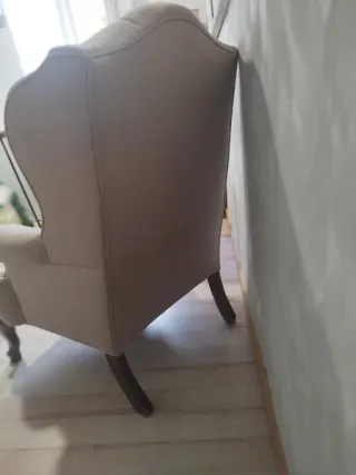 Sillón orejero tapizado beige