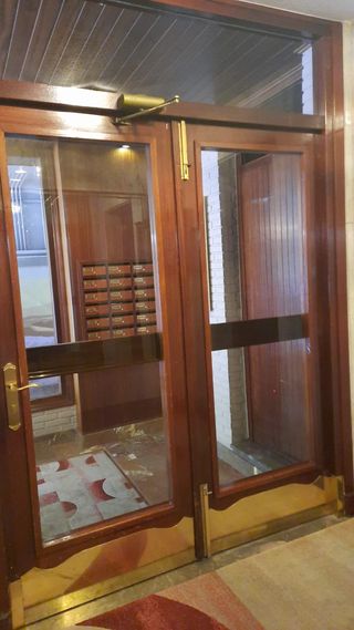 Puerta de calle Iroko Maciza