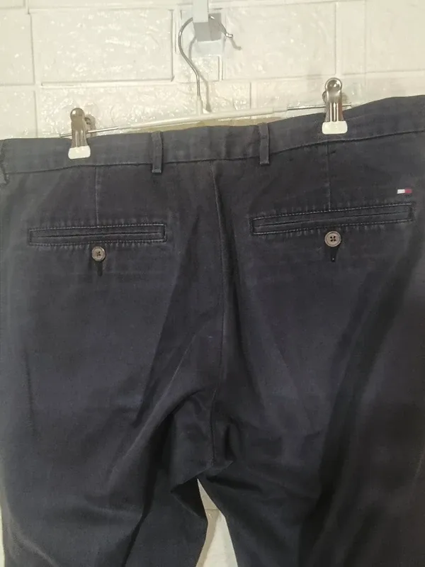 Pantalón tipo chino Tommy Hilfiger 32/34. R131
