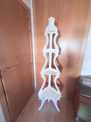 Estantería de rincón blanca
