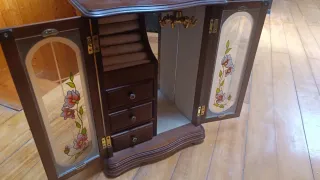 Joyero de madera con flores