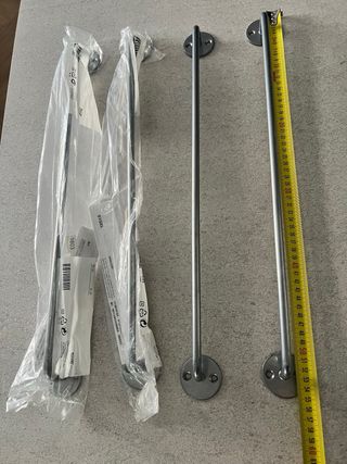 4 rieles plateados para organizar