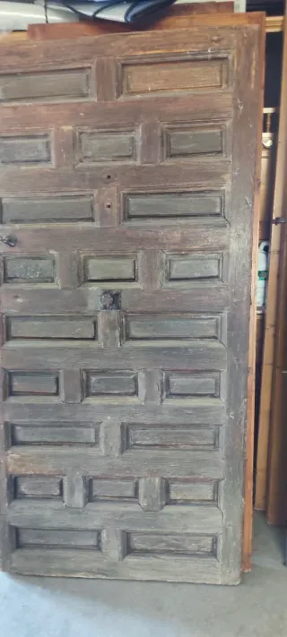 Puerta madera antigua tallada
