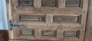 Puerta madera antigua tallada