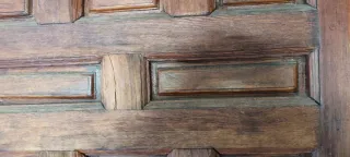 Puerta madera antigua tallada