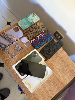 iPhone con fundas y protector de pantalla