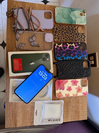 iPhone con fundas y protector de pantalla