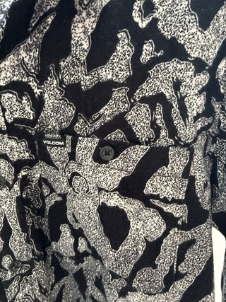 Camisa Volcom Estampada Negra y Plateada