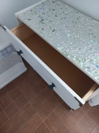 Cajonera de madera con mosaico