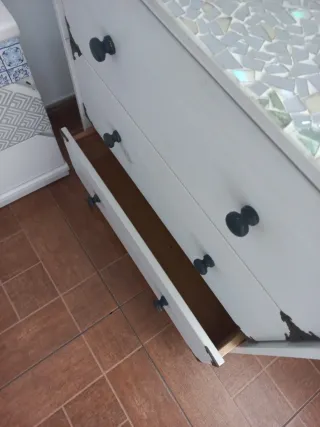 Cajonera de madera con mosaico