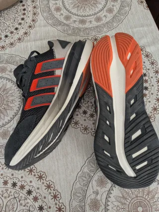 Zapatillas deportivas Adidas negras y rojas