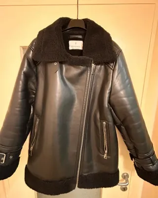 Giubbotto ecopelle nero con pelliccia