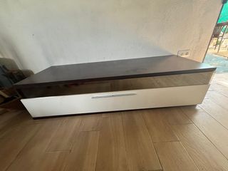 Mesa de salón con altillo de madera