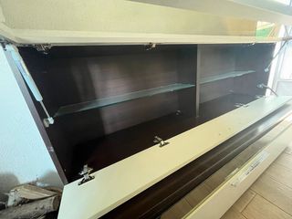 Mesa de salón con altillo de madera