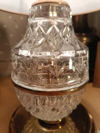 Lámpara de cristal tallado dorada