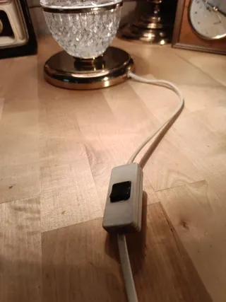 Lámpara de cristal tallado dorada