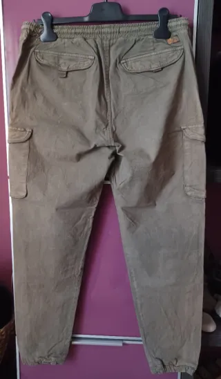 Pantalón cargo de chico. Color degradado hippie